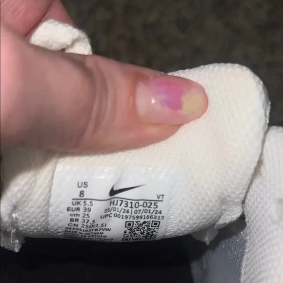 Nike Air Pegasus Metallic Silver and White Shoes - Picture 7 of 8